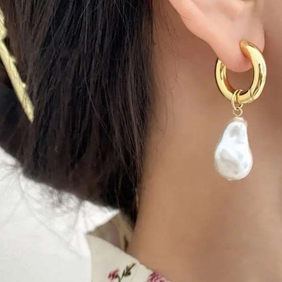 ✨ New Gold and pearl huggie drop earrings ✨💕 - Picture 2 of 6